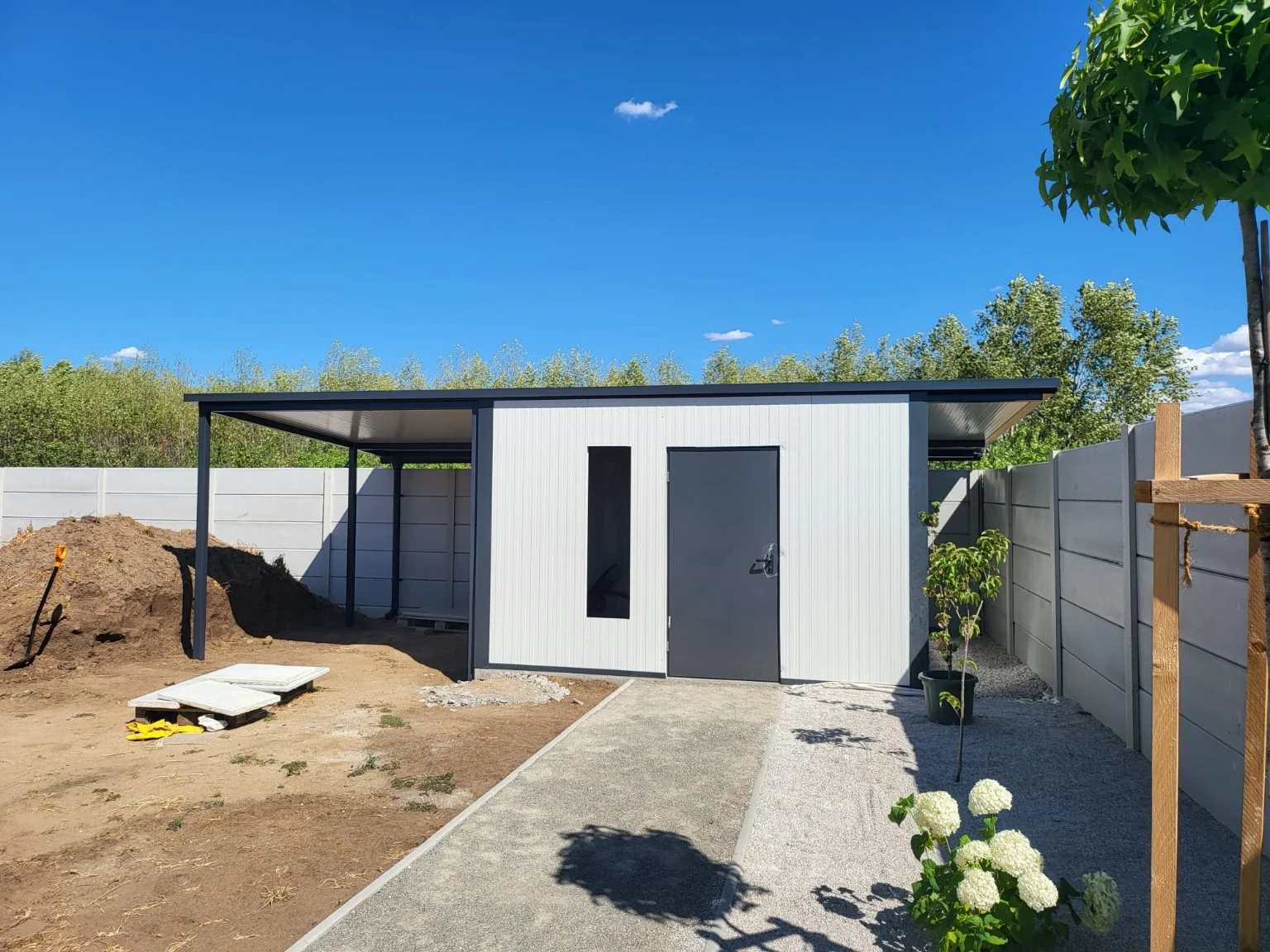 Reálna realizácia bieleho záhradného domčeka GardenBox s pergolou