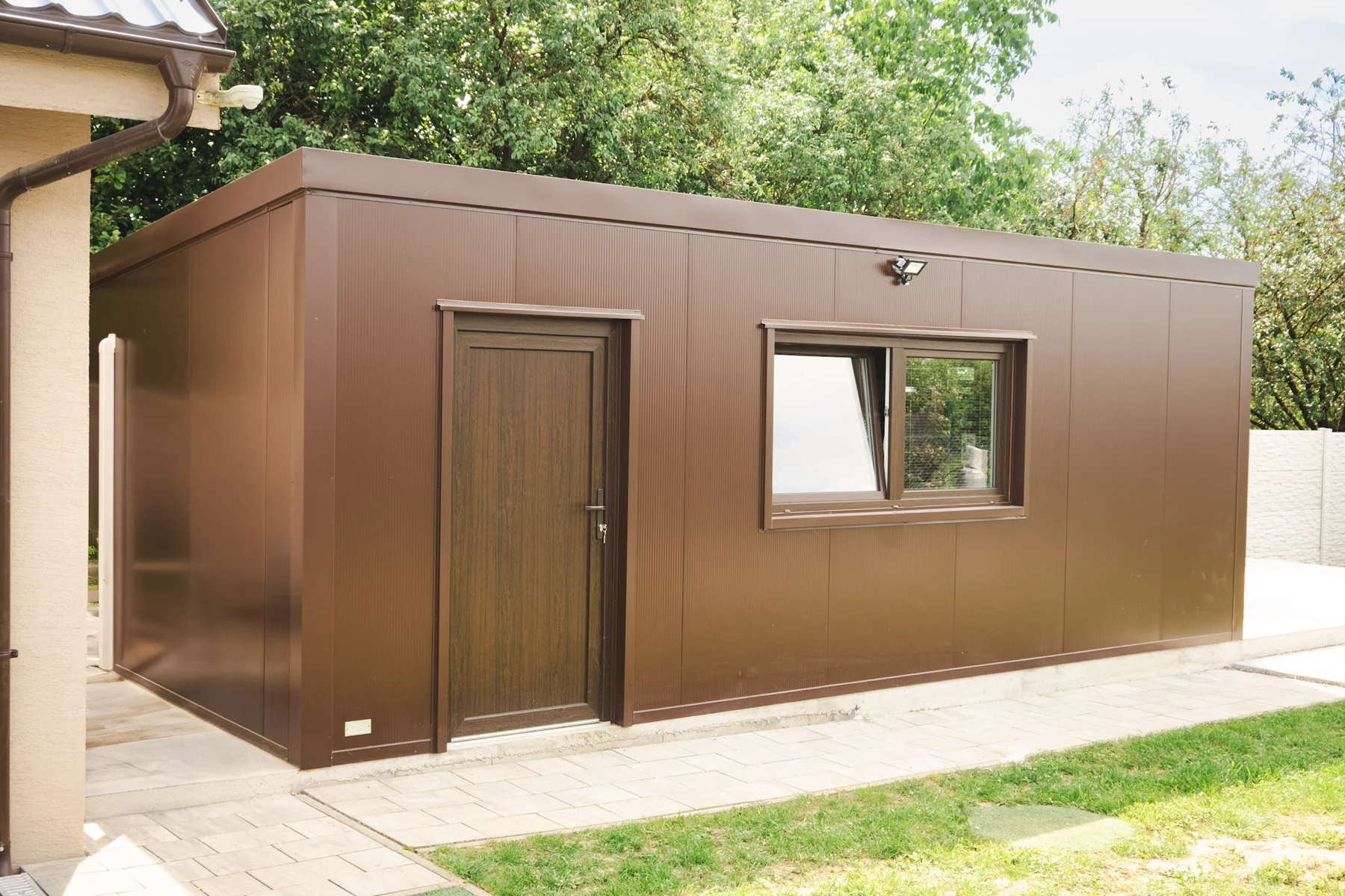 Reálny hnedý záhradný domček GardenBox s oknom a dverami