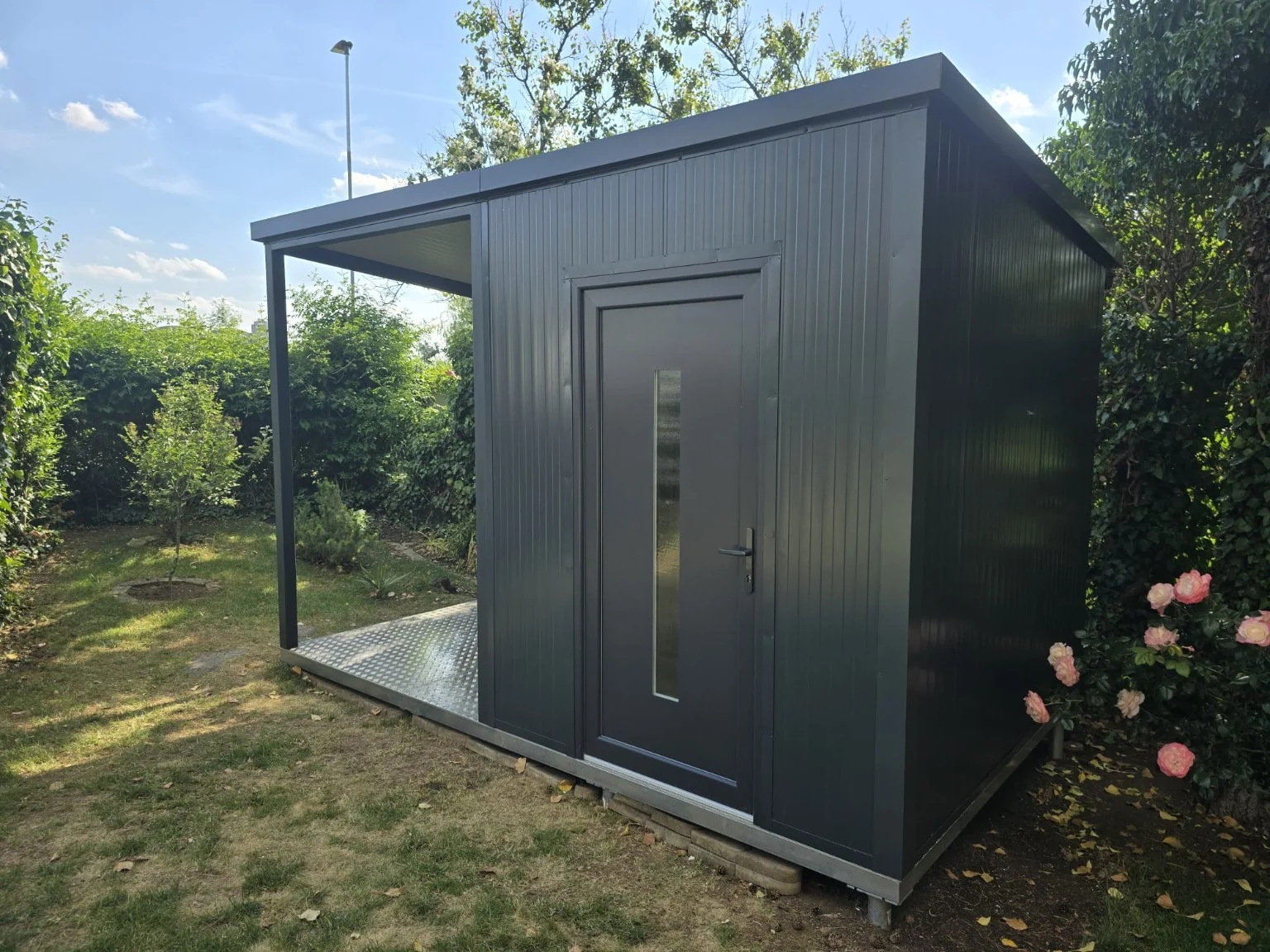 Kompaktný antracitový záhradný domček GardenBox s krytým priestorom