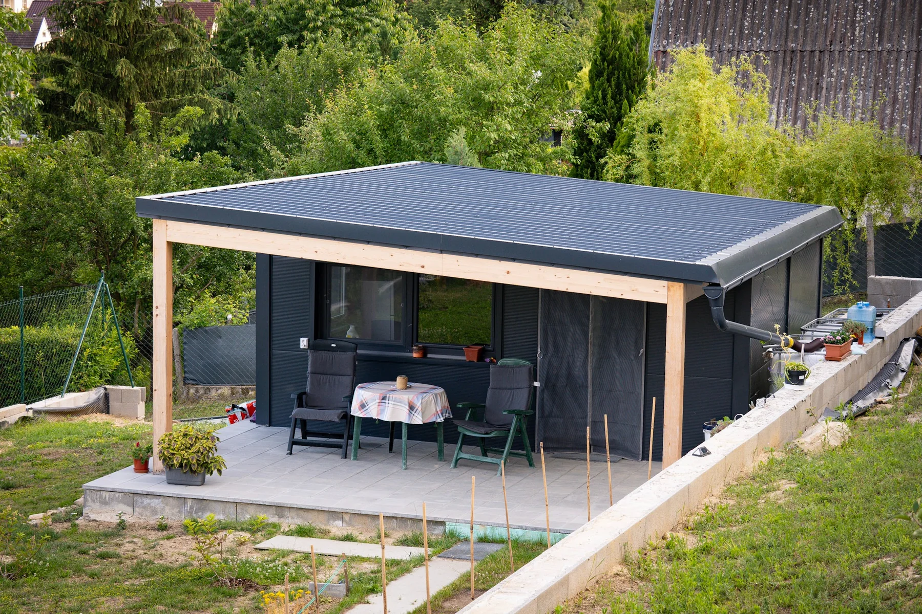 Reálna realizácia záhradného domčeka GardenBox s krytým prístreškom